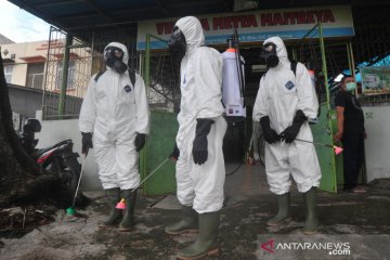 Gegana semprot disinfektan vihara di Padang