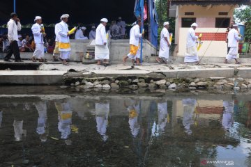 Ritual Mendak Tirta umat Hindu