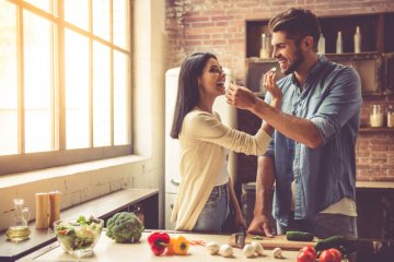 Ide kencan romantis saat isolasi diri, masak bareng hingga main kemah