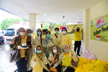 Perempuan Golkar beri bantuan bagi masyarakat dan tenaga medis