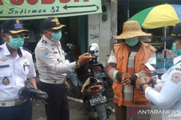 Dishub Bangkalan bagikan masker pada tukang parkir