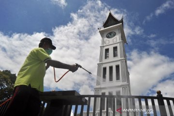 Kawasan jam gadang disemprot disinfektan