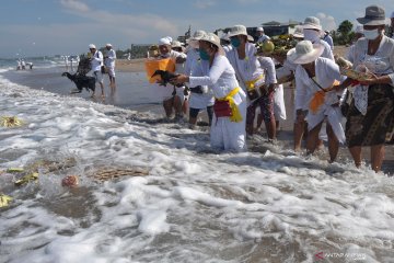 Upacara Melasti di Bali dibatasi