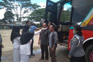 Tim terpadu cek kesehatan penumpang dan awak bus di terminal