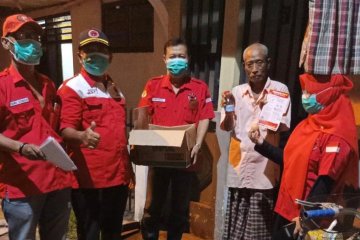 PDIP Surabaya bagikan pokak dan telur di pemukiman padat penduduk