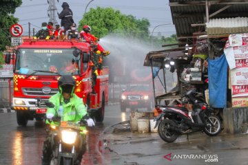 Damkar Jakarta Timur lakukan penyemprotan disinfektan di 16.453 lokasi