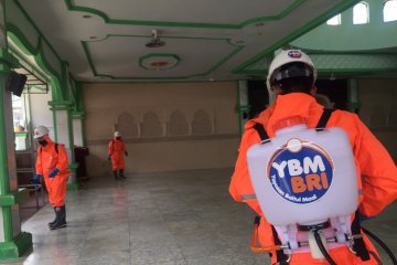 Cegah COVID-19, YBM-BRI semprot masjid di Aceh dengan disinfektan
