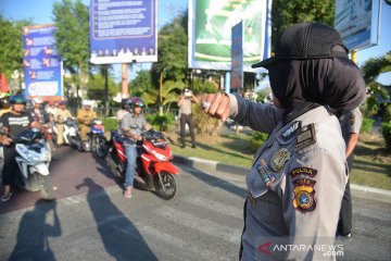 Aksi Personil Polda Aceh cegah corona di lampu merah