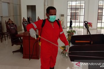 Satgas COVID-19 Malra semprot perkantoran bupati dengan disinfektan