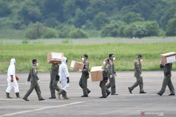 Sekitar 8 ton alat kesehatan dan APD dari Tiongkok tiba di Indonesia