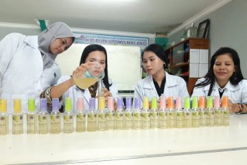 Mahasiswa IKIP BU Malang gratiskan 1.000 botol hand sanitizer