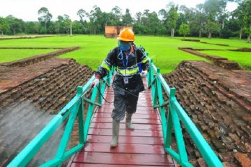 Petugas BPCB Jambi lakukan penyemprotan disinfektan di Percandian Muara Jambi