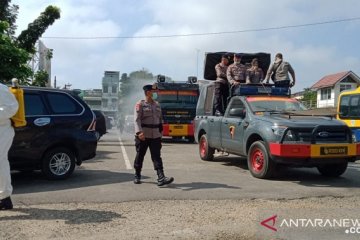 Cegah COVID-19, Brimob bubarkan kelompok remaja di mall