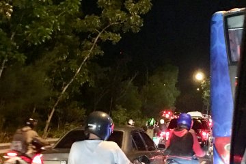 Jalur menuju Sekupang tetap padat