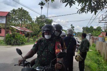 TNI-polisi di Sentani keliling kampung imbau warga cegah Covid-19