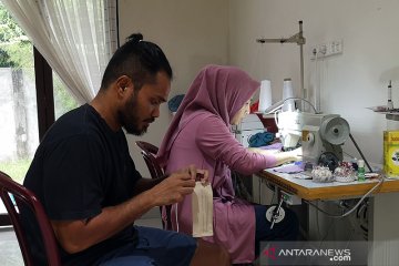 Pasutri di Pekanbaru buat masker untuk dibagikan gratis cegah COVID-19