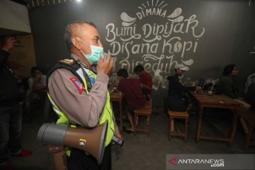 Masyarakat kumpul-kumpul dibubarkan Tim Gugus Cegah COVID19