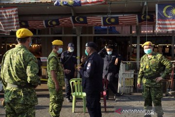 Hari ketujuh "lockdown", petugas berjaga di Pasar Chow Kit Kuala Lumpur