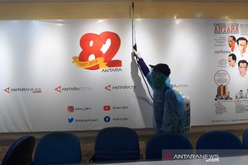 NasDem Jatim lakukan penyemprotan disinfektan ke kantor media