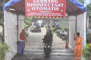 Gerbang disinfektan di Depok