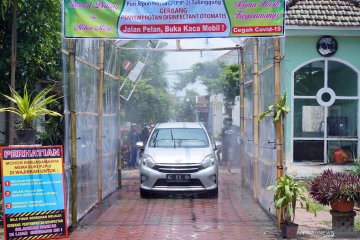 Warga Tulungagung bangun gerbang sterilisasi antisipasi COVID-19