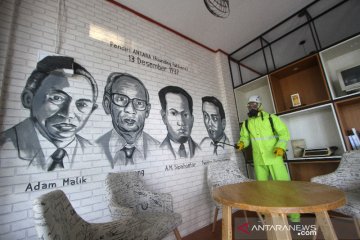 Penyemprotan Disinfektan Antara Biro Kalsel