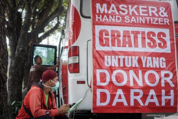PMI bagikan masker dan hand sanitizer untuk pendonor