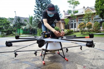 Penyemprotan cairan disinfektan dengan drone di Bogor