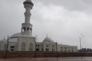 Azan di Batam serukan shalat di rumah