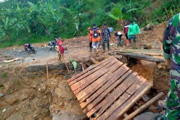 Hujan deras di Lebak kembali putuskan jembatan gantung