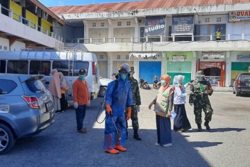 Foto - Dinkes Kota Gorontalo semprot disinfektan ke Terminal