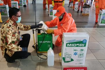 Gugus Tugas Jaksel serahkan bantuan 65 penyemprot disinfeksi dan APD