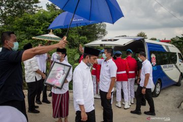 Kemarin, angka terbaru kasus COVID-19 dan berpulangnya ibunda Presiden