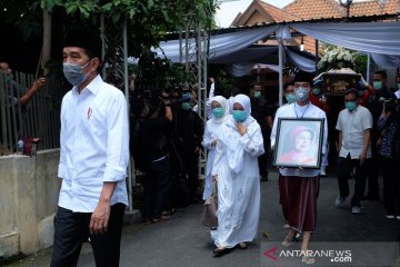Prosesi pemakaman Ibunda Presiden Jokowi