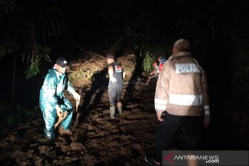 Jalur penghubung antar kabupaten Cianjur-Bandung putus akibat longsor