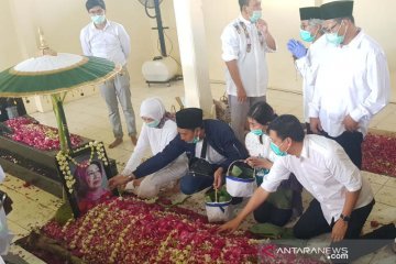 Pelayat serbu pusara almarhumah Sudjiatmi usai Presiden Jokowi pulang