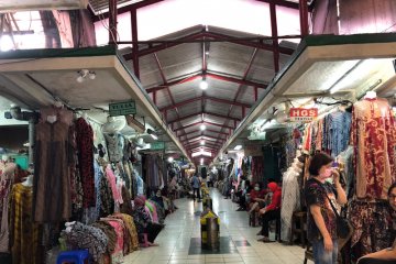 Sejumlah pedagang batik di Pasar Beringharjo Yogyakarta memilih tutup