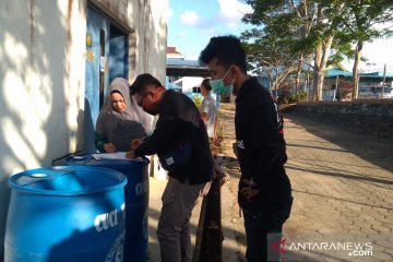 Relawan bangun sarana pencuci tangan di RSUP Kepri