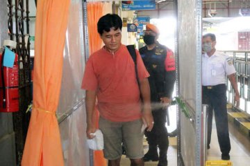 KAI Cirebon gunakan bilik desinfektan untuk sterilkan penumpang