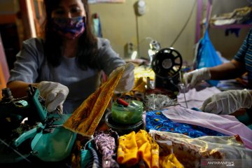 PENGRAJIN MASKER KAIN KHAS MANADO