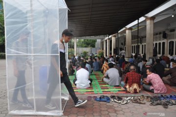 Jamaah shalat Jumat disemprot disinfektan