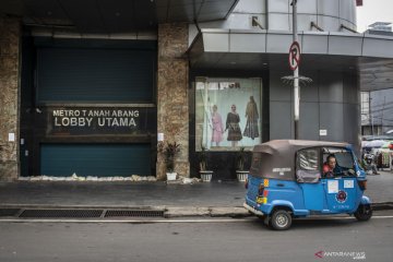 Lalu lintas depan Pasar Tanah Abang lengang