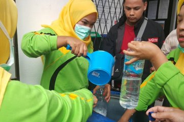 50.000 liter penyanitasi tangan dibagikan ke-18 kecamatan di Palembang