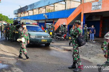Pasar tradisional Manokwari disemprot disinfektan prajurit TNI