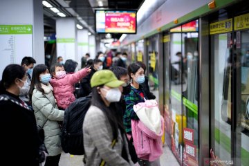 Kereta bawah tanah kota Wuhan kembali beroperasi