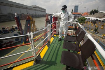 Penyemprotan disinfektan di Pelabuhan Tanjung Perak