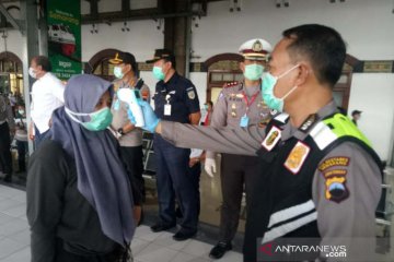Penumpang KA Semarang diminta isi formulir bersedia mengisolasi diri
