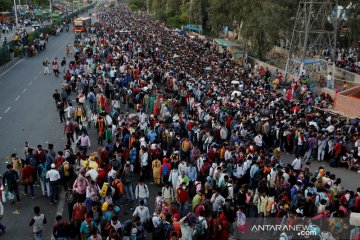 Di tengah wabah COVID-19 di India, ribuan pekerja pulang ke kampung halaman