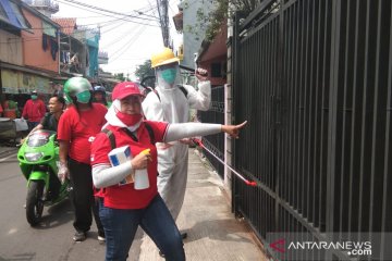 DPC PDI Perjuangan Jakpus semprot disinfektan di tiga lokasi