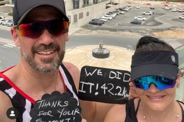 Pasangan asal Afsel lari marathon di balkon untuk melepas kesedihan
